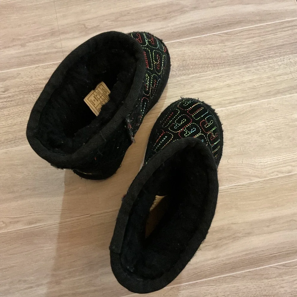 UGG Kids Classic Short Rainbow‎ Logo Embroidered Black Boots Size 8 Toddler